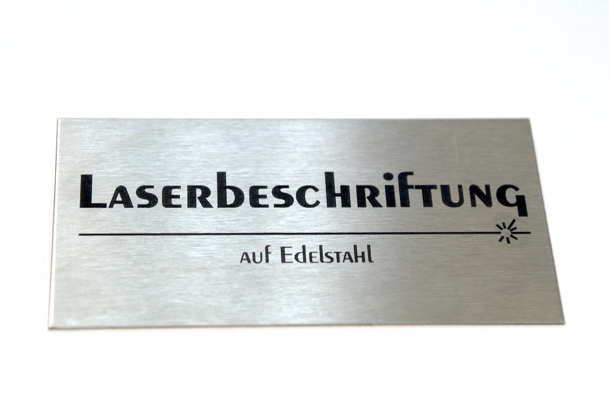 Schön und edel – Laserbeschriftung auf Edelstahl Laserbeschriftung auf einem Edelstahlblech/Edelstahlschild
