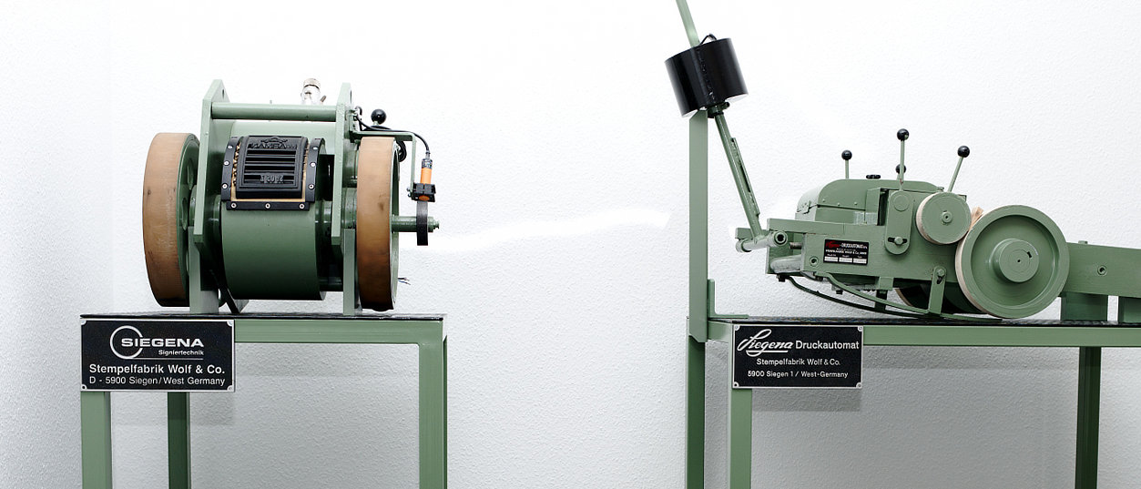 Ausstellungsstücke im Firmenmuseum Siegenia Druckautomaten der Stempelfabrik Wolf