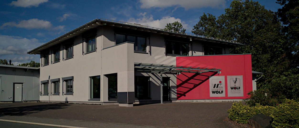 Das Firmengebäude von WOLF-Signiertechnik Firmengebäude von WOLF-Signiertechnik, dem Spezialisten für Kennzeichnungstechnik.